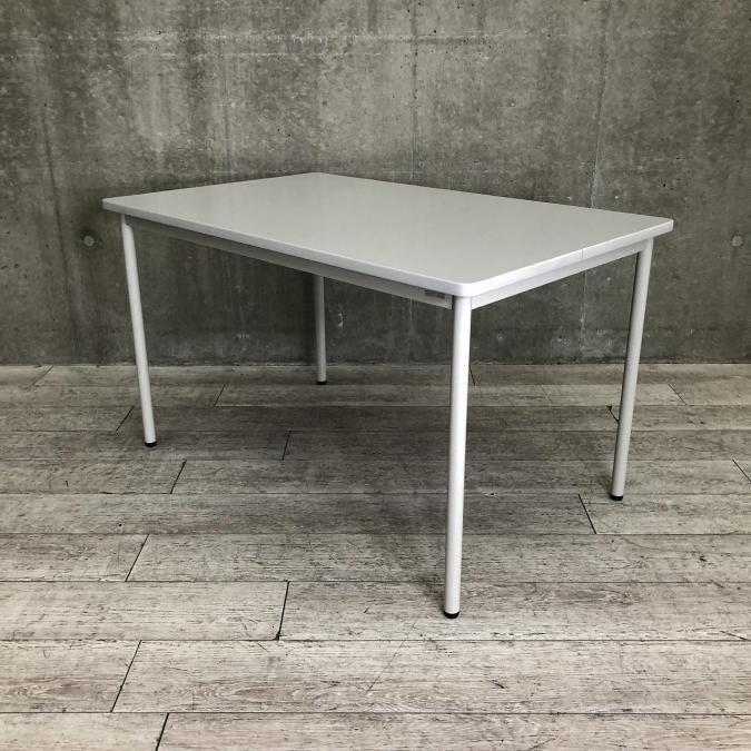 【在庫入れ替えセール！】使い勝手の良いサイズ感！
作業用、サイドテーブルとしても！
■ライオン/テーブル/幅1200mm
                        その他シリーズ
                                    中古
            