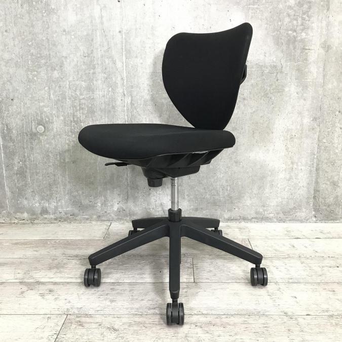 【8脚入荷！】■多彩なワークシーンに寄り添うローコストチェア　■コンパクトなローバックタイプ　■内田洋行（UCHIDA）製　EPO（エポ）チェア　■ローバック　肘無し仕様　■色：ブラック
                        エポ
                                    中古
            