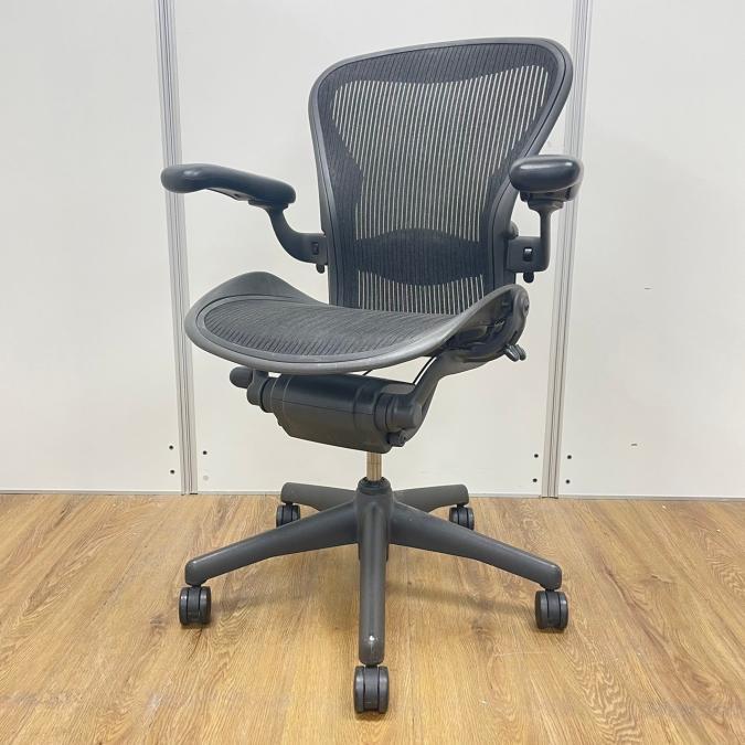 【大人気チェア】海外メーカー　アーロンシリーズ　世界的に有名なオフィスチェア界のキング！！　ランバーサポート搭載　Bタイプ　肘付きハイバックチェア！！
                        アーロンチェア（ランバー　フル装備）
                                    中古
            