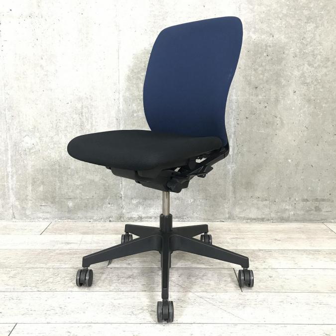 【「汚れにくさ」から生まれたスタイリッシュデザインのOAチェア】■ITOKI（イトーキ）製　fulgo（フルゴ）チェア　■肘無し　■色：ネイビーブルー×ブラック　【弊社使用欄：A00927155】
                        フルゴ
                                    中古
            