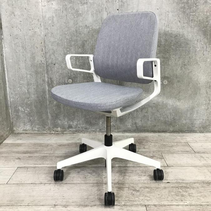【様々な空間にフィットするスマートなデザイン】【デスクワークにもミーティングにも】■ITOKI（イトーキ）製　レヴィチェア　■グレー×ホワイト【弊社使用欄：A00926694】436181
                        レヴィ
                                    中古
            