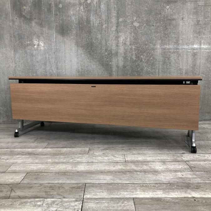 エレガスタの名に相応しい高級感のあるお洒落テーブル！キャスターロック付き！
■オカムラ/エレガスタ/幅2100mm
                        エレガスタ
                                    中古
            