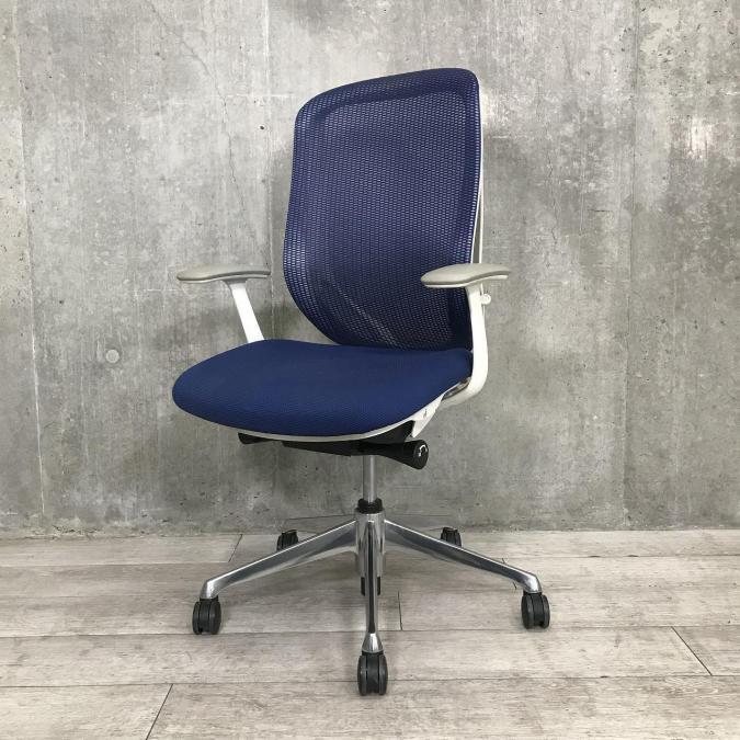 【大人気シリーズ、シルフィーが入荷】■オカムラ　シルフィー　ブルー　ホワイトフレーム　固定肘　ハイバック　前傾姿勢【フレーム部分に日焼け有】
                        シルフィーメッシュ
                                    中古
            