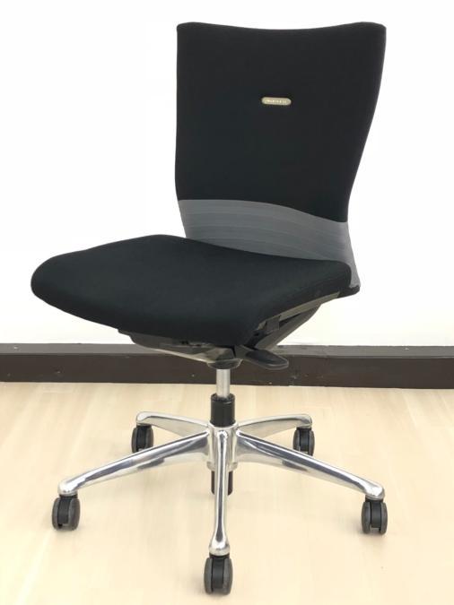 【ロット入荷！】【快適な座り心地に高級感のあるデザインが人気！】■オカムラ（okamura）製　フィーゴ（feego）チェア　ミドルバック　■シームレスタイプ　■ブラック×グレー【弊社使用欄：A00925485】【背あてのしなやかな曲線が背中にフィット！】
                        フィーゴチェア
                                    中古
            