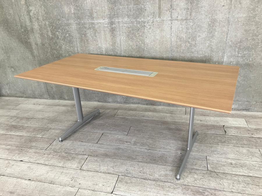 【丁度いい大きさのミーテイングテーブル！】オカムラ製　ナチュラル　ブラウン　会議用テーブル【管理番号：A00919492】
                        その他シリーズ
                                    中古
            