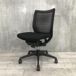 【ばっちりコスパ高！】【通気性抜群のシャープなデザイン！】■okamura（オカムラ）製　ヴィスコンテ（Visconte）チェア　■ローバック　プレーン背面　肘無し　フリーリクライニング　■ブラック【人間工学に基づいた快適な座り心地！】