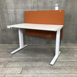 【関東倉庫在庫品】【ABW商品】【話題の昇降デスク】オカムラ製・スイフトシリーズが入荷しました！パーテーション付きの珍しいタイプです！H650㎜～H1250㎜まで自由に高さを調整出来ます！立ち姿勢を取り入れ心も体も健康に配慮！弊社使用欄【A00924100】