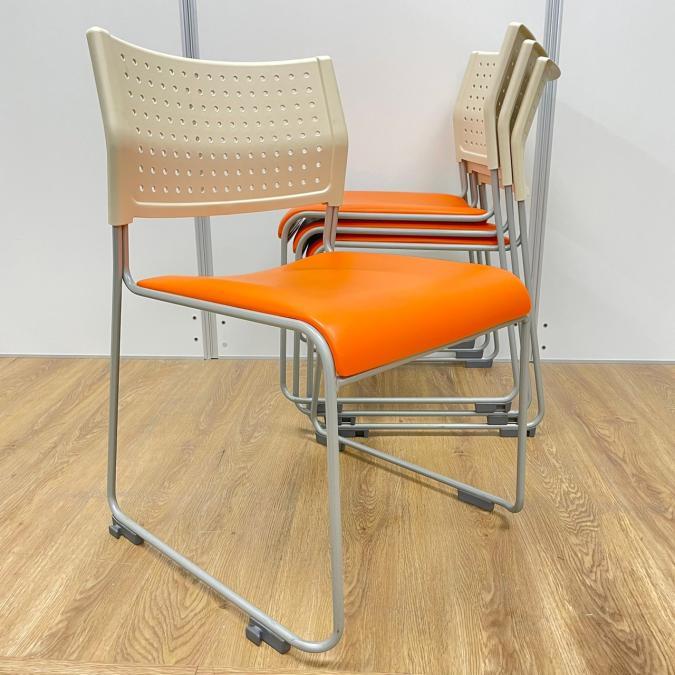 【在庫入替セール】【4脚１セット】アイリスチトセ製　オレンジカラー　汚れてもすぐ洗えるビニール生地　スタッキングチェア！！
                        その他シリーズ
                                    中古
            