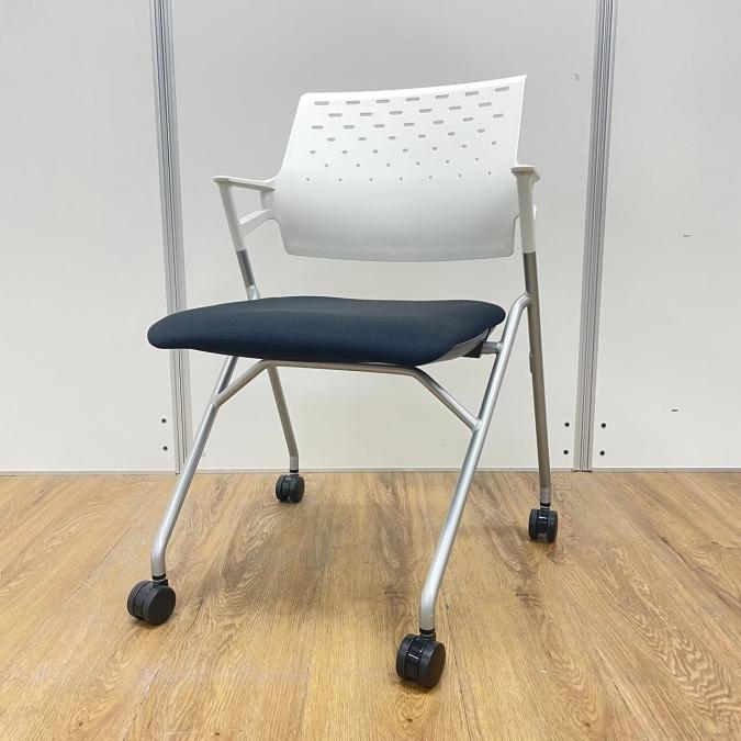 コクヨ製　ピエガシリーズ　ホワイトｘブラックのツートンカラー　会議用チェアの定番シリーズ　ネスティングチェア！！
                        ピエガ
                                    中古
            