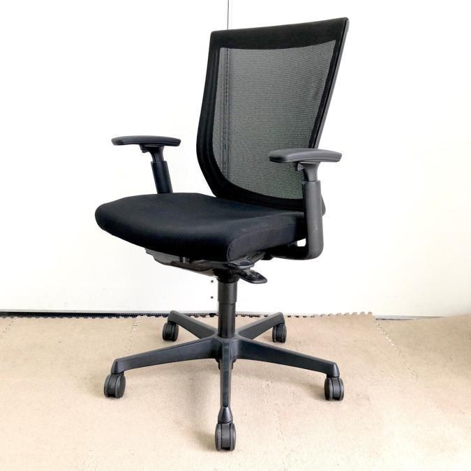 【在庫入替セール品】 【長時間のデスクワークも快適にサポート！】■オカムラ製　エスクードメッシュチェア　可動肘付　ブラック
                        エスクードメッシュ
                                    中古
            
