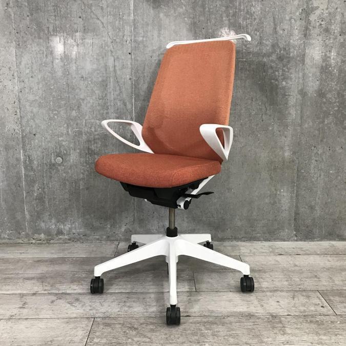 【インテリア性の高いデザイン】■ITOKI（イトーキ）　ノートチェア　ハイバック　テクスチャードメッシュ　■固定肘付き　ランバーサポート付き　コートハンガー付き　■バーシモンオレンジ　【優しい座り心地】
                        ノート
                                    中古
            