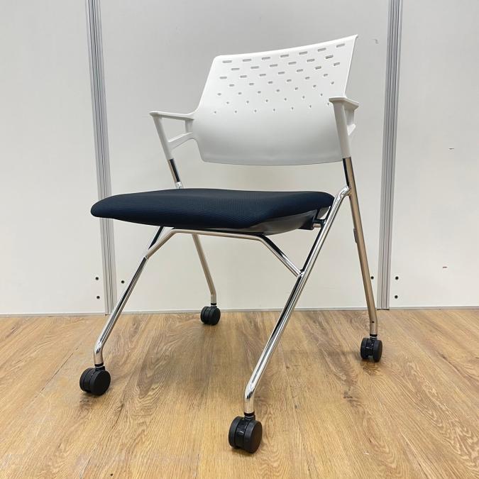 コクヨ製　ピエガシリーズ　ホワイトｘブラックのツートンカラー　メッキ脚　会議用チェアの定番シリーズ　ネスティングチェア！！※現物画像※
                        ピエガ
                                    中古
            