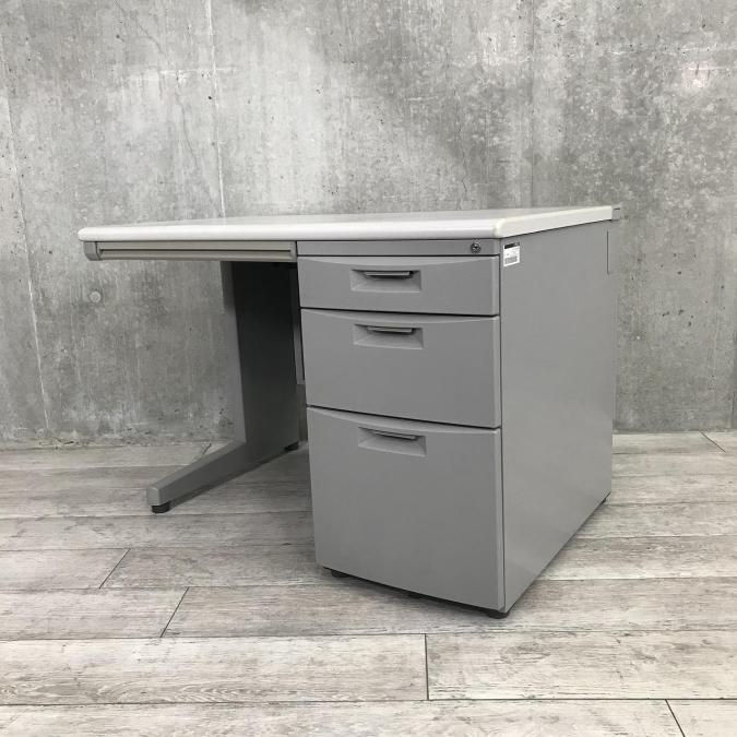 【6台入荷】定番横幅1000㎜イトーキ（ITOKI）CZYシリーズ※配線カバー横一直線タイプ
                        CZYデスク
                                    中古
            