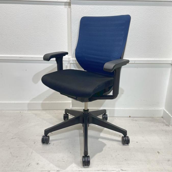 【在庫入替SALE】【体格に合わせた最適な座り心地!】【クールなネイビー】
イトーキ　エピオスチェア　肘付ローバックチェア　
色：ネイビー
                        エピオスチェア
                                    中古
            