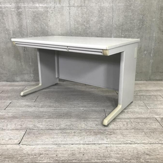 【スタンダードデスクの決定版！】■オカムラ(okamura)　SDシリーズ　平机　■横幅1200㎜　■ライトグレー【一番売れてるサイズのデスク入荷！】【弊社使用欄：A00931842】
                        SDシリーズ
                                    中古
            