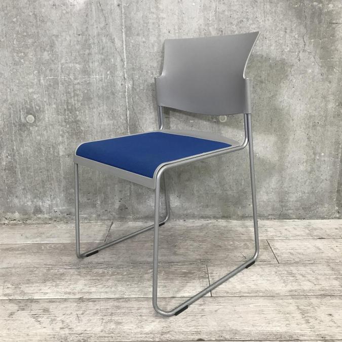 【使いやすい軽量タイプ！】■オカムラ製　スタッキングチェア　グレー　■シーンを選ばないコンパクトなミーティングチェア！　A00929683
                        8118シリーズ
                                    中古
            