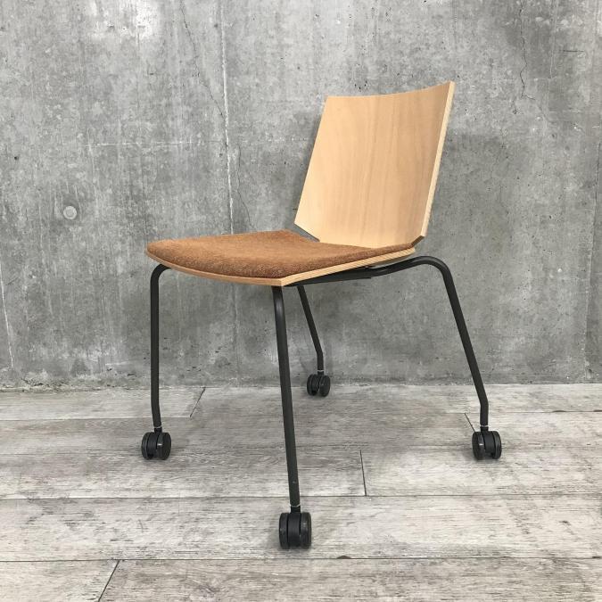 Hazel（ヘーゼル）ミーティングチェア　スタッキングチェア　キャスター付き　ナチュラル　アンバーオレンジ　ブラック脚437646
                        Hazel
                                    中古
            