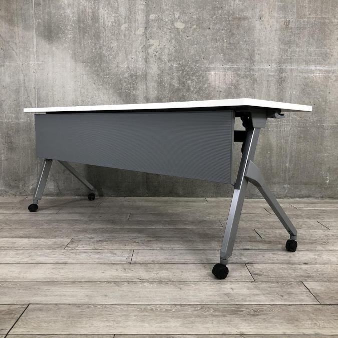 【6台入荷】定番ホワイト天板＆片付け楽々キャスター付サイドススタックテーブルフラプター（FLAPTOR）◆オカムラ製
                        ネスティア
                                    中古
            