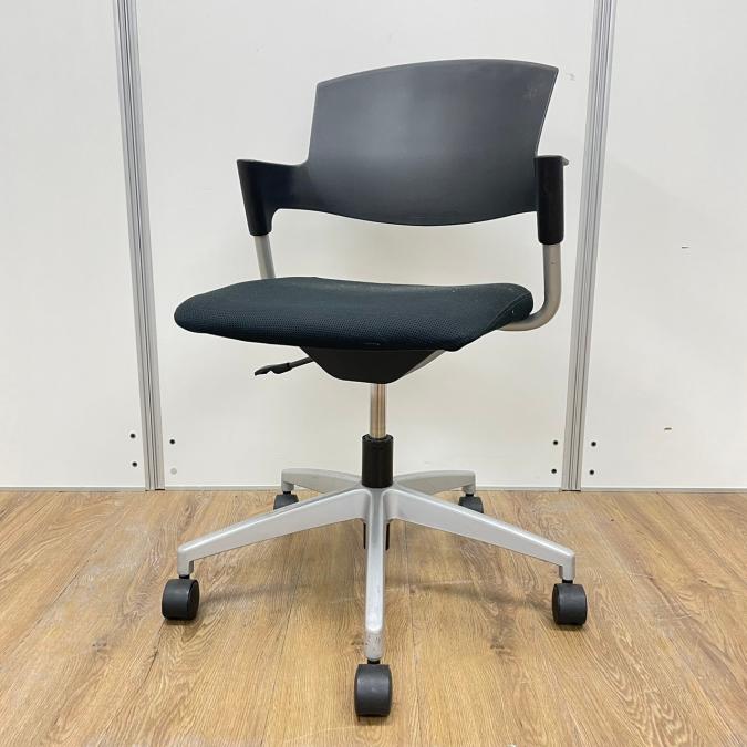 【商品入替のため、在庫限り】コクヨ製　プロッティシリーズ　定番のブラックカラー　ミーティングチェア！！※京都東寺店撮影画像※
                        プロッティチェア
                                    中古
            