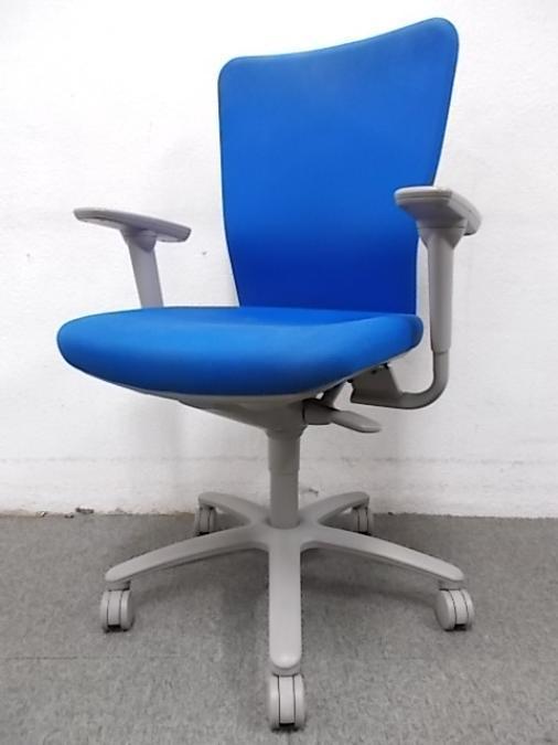 【簡単に操作可能な調節レバー】　■リクライニング調節は着座姿勢から無理なく操作。■可動肘　■大型双輪キャスター採用でとっても動きやすい。■アジャストアーム付■中古イス　中古チェア
                        カロッツァチェア
                                    中古
            