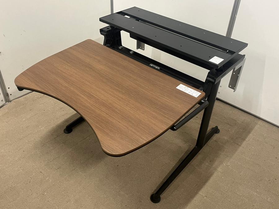 天板の高さと傾きが調整可能なクリエイティブデスク！使う人の姿勢になめらかに対応します！
■オカムラ/クルーズ C/ネオウッドダーク＆ブラック
                        クルーズ
                                    中古
            