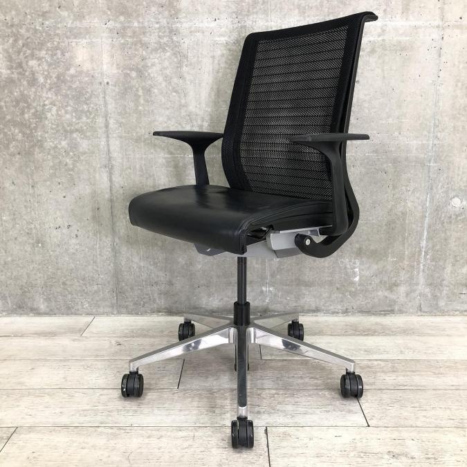 【在庫入替セール品！】【会議室、執務室におすすめ！】スチールケース/シンク/ブラック/座面レザー　まとめて揃います！
                        シンクチェア（2014年以前モデル）
                                    中古
            