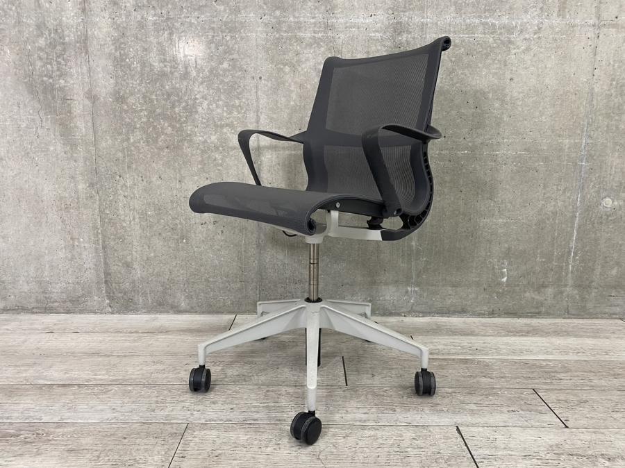 デザイン性抜群で大人気！有名海外メーカー製のオールメッシュ仕様チェアが入荷！【訳アリ品】
■ハーマンミラー/セトゥー(Setu) /グラファイト
                        セトゥーチェア
                                    中古
            