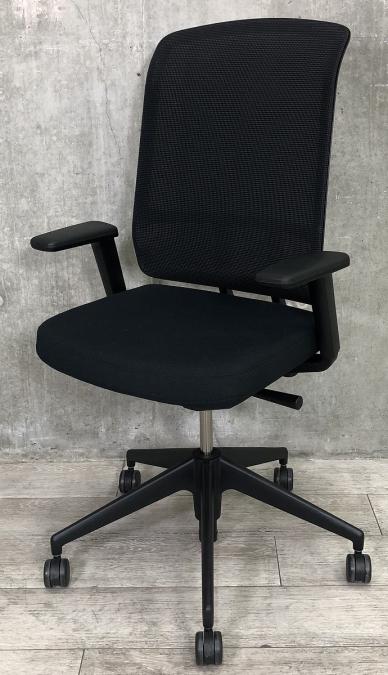 【人間工学に基づいて設計されたシャープなデザインの高級チェアが入荷しました！】vitra製　AMチェア　色:ブラック
                        AMチェア
                                    中古
            