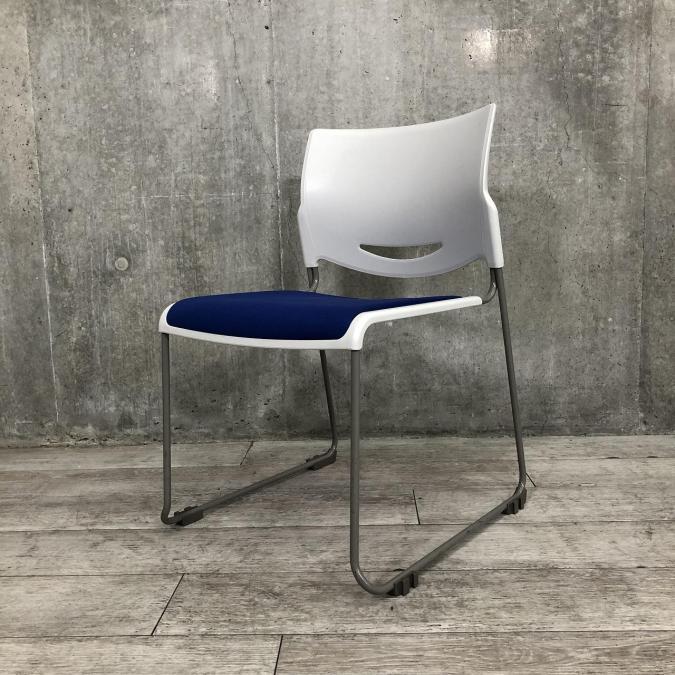 【ロットで入荷！】打ち合わせスペースや休憩スペースに！■スタッキングチェア　ウチダ製　MP-110シリーズ　ミーティングチェア　■ブルー×ホワイト　■使わない時は重ねて省スペースに収納
                        MP-110シリーズ
                                    中古
            