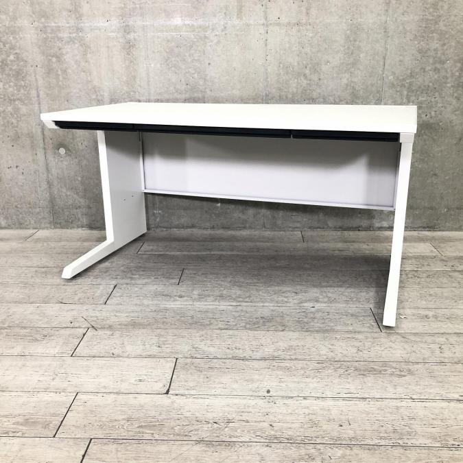 【ワークスペース広々！幅1400㎜のホワイトカラーの平机】■イトーキ（ITOKI）　CZRデスク　ホワイト　引き出し付き　■幅1400㎜タイプ
                        CZRデスク
                                    中古
            