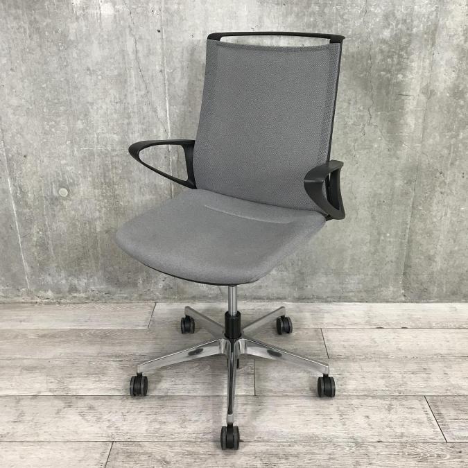 【機能とデザインが融合！スタイリッシュなオフィスに！】■オカムラ（okamura）　モードチェア　ミドルバックタイプ　肘付き　■背面メッシュ　■色：グレージュ【通気性の良いメッシュ背面！】@nhb-knu~4/8
                        モード
                                    中古
            