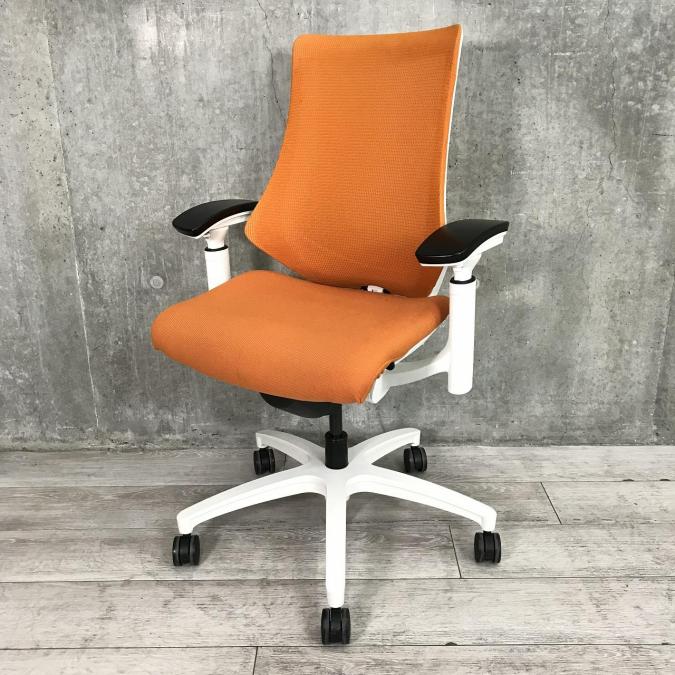 【2019年製】イトーキ　エフ　ホワイトフレーム×アンバーオレンジの明るいなカラーリング　メッシュ　ハイバック　マルチスライドアーム搭載でさまざまなシーン環境に合わせて自在に姿勢をサポート
                        エフメッシュ
                                    中古
            