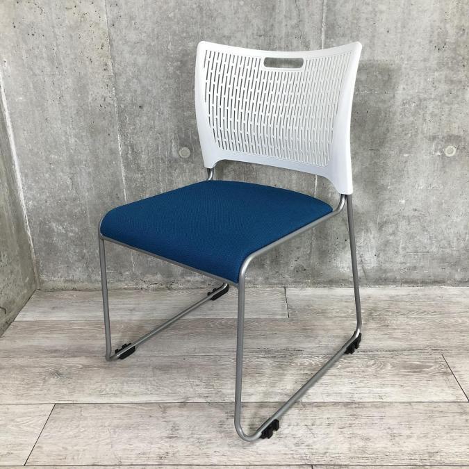【定価約３万円】【オシャレなカラーとシンプルなデザイン！】■オカムラ製　レーテ　スタッキングチェア　ミーティングチェア　■ブルー×ホワイト【重ねて収納可能なスタッキングチェア】
                        レーテ
                                    中古
            