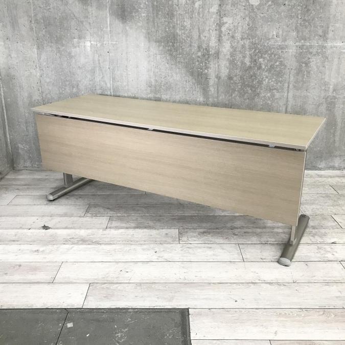 【2～3名でのご利用にオススメ】木目の天板と幕板がオシャレなスタックテーブル　■KOKUYO製　サイドスタックテーブル　■幅1800×奥行600　■幕板付き　■木目ナチュラル【天板跳ね上げ式でコンパクトに収納】
                        その他シリーズ
                                    中古
            