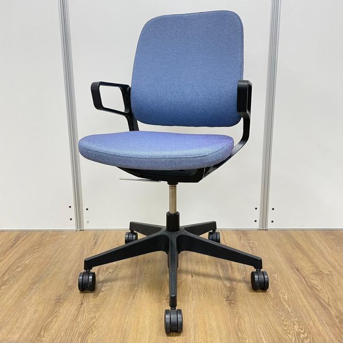 商品入替　イトーキ製　レヴィシリーズ　ブルー　ミーティングチェア！！【RP】
                        レヴィ
                                    中古
            