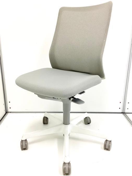 【24脚ロット入荷！】メッシュのチェア！■オカムラ/フルーエント/グレー　ホワイト脚　肘無しチェア
                        フルーエントチェア
                                    中古
            