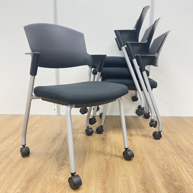 【4脚セット】コクヨ製　定番プロッティシリーズ　人気のブラックカラー　背面樹脂タイプ　スタッキングチェア！！
                        プロッティチェア
                                    中古
            