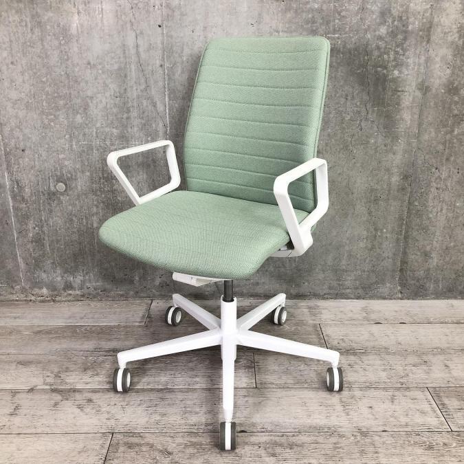 【在庫入替セール！】姿勢をサポートする機能性と、空間に溶け込む柔らかなデザイン　■コクヨ　FABRE（ファブレ）ファブリック　ストライプタイプ　■ローバック　固定肘付き　■オパールグリーン【オフィスにもご自宅にも】管理番号：A00936316　【T7】
                        ファブレ クッション
                                    中古
            