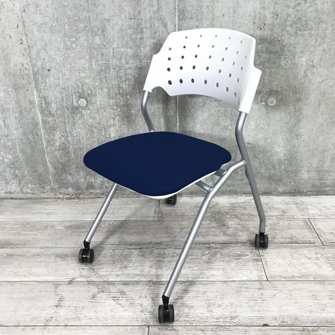 2/2入荷！【キャスター付きのミーティングチェア入荷！】■ライオン（ＬＩＯＮ）　ミーティングチェア　ネスティング　■キャスター付き　■ブルー座面×ホワイトフレーム【使わない時は重ねて収納可能！】
                        その他シリーズ
                                    中古
            
