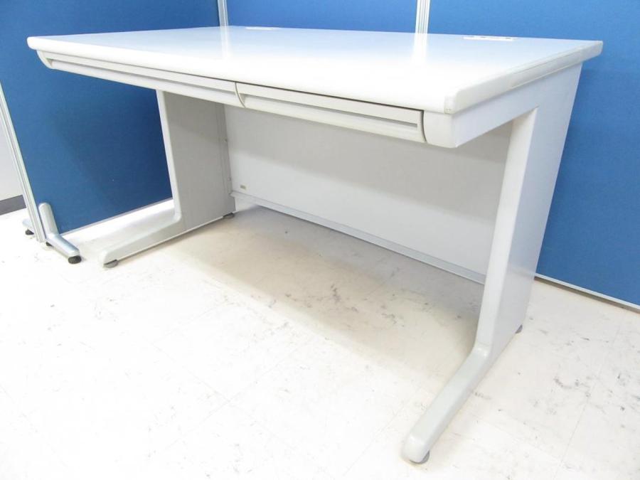 【スタンダードなデザインで使いやすい！】■オカムラ製　平デスク　W1200×D700mm　■オフィスデスクの定番スタイル！【在庫入替セール品（本在庫限定価格）】
                        SD-Vシリーズ
                                    中古
            