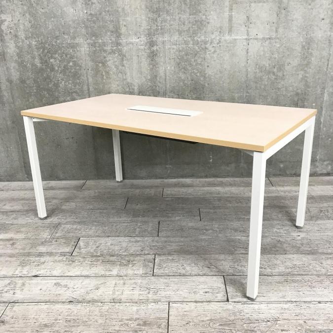 【デスクエンドにもフィットする高さ720㎜！】■ウチダ（UCHIDA）ノティオ（notio）シリーズ　ミーティングテーブル　■スクエア天板　4本脚タイプ　アジャスタータイプ　■横幅1500×奥行き800㎜　■ナチュラル天板（リマインドメープル）×ホワイト脚【配線口付き】
                        その他シリーズ
                                    中古
            