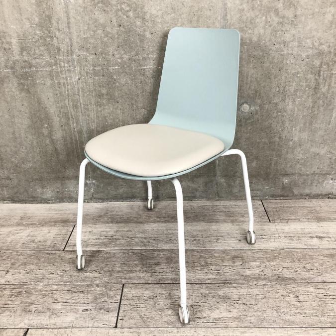 リフレッシュスペースにおすすめ！淡く爽やかな雰囲気を醸し出すカフェチェア！重ねて収納可能！キャスター付き
■コクヨ/ミケット(Mycket)/背：ホワイトターコイズ/座：ブライトグレー/フレーム：ホワイト
                        ミケット
                                    中古
            