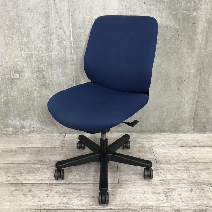 【全ての機能をコンパクトに！】■ITOKI（イトーキ）製　トルテチェア　ローバック　肘無し　■ディープブルー×ブラック【クッション性が高く座り心地が良い！】
                        トルテチェア
                                    中古
            