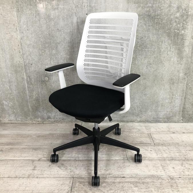 【スタイリッシュなデザイン！！】■コクヨ製(KOKUYO)/ベルガー/ブラック×ホワイトフレーム　ハイバック/肘付き（固定肘)
                        ベルガー
                                    中古
            