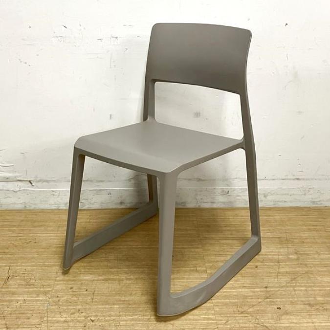 vitra(ヴィトラ)/ティプトン(TipTon)　カラー：オリーブ(目測によるものです)　4脚までスタッキング　デザイン：バーバー・オズガビー【デザイナーズ家具】
                        ティプ トン
                                    中古
            