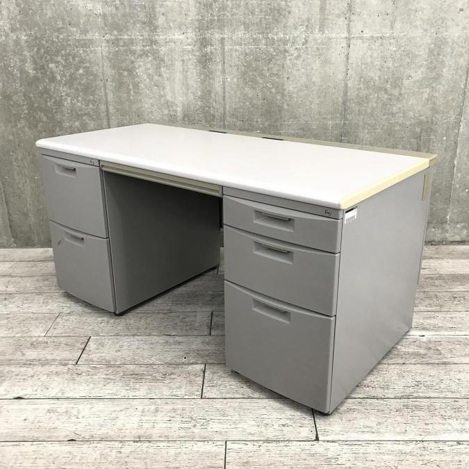 両サイドの引き出しで収納力抜群な両袖机！優れたケーブリング機能を備えたスタンダードデスクの決定版！■イトーキ　両袖デスク　W1400㎜　CZYシリーズ　■ウォームライト【弊社使用欄：A00940520】
                        CZYデスク
                                    中古
            