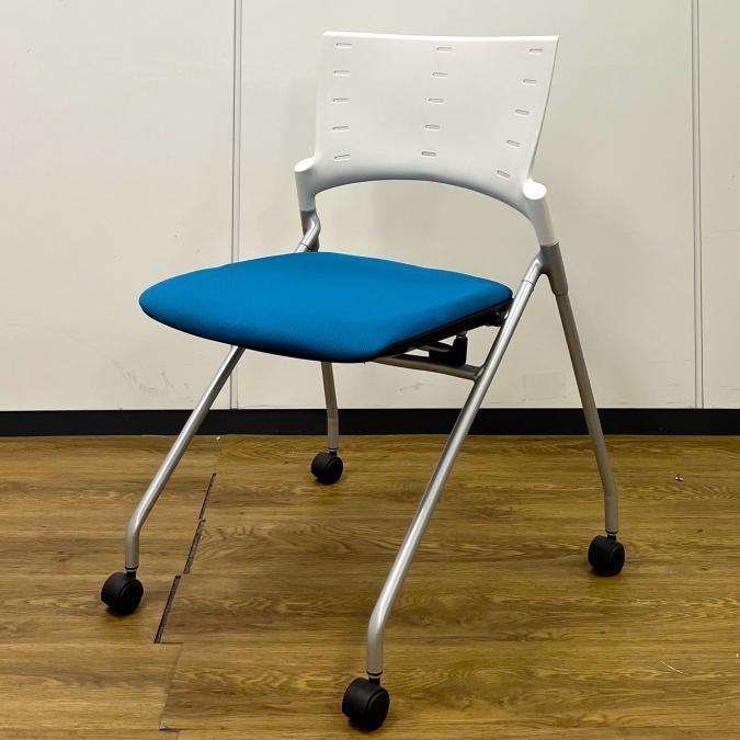 【状態良好品】イトーキ　マノス　ネスティングチェア　ストロングブルー×ホワイト
                        マノスチェア
                                    中古
            