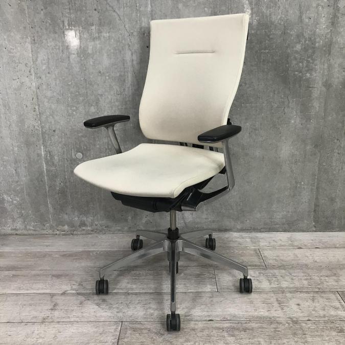 【在庫入替セール品！】自宅のようなリビングライクなオフィスにもおすすめ！チェアが使用者に合わせて稼働！シックなデザインと座り心地を兼ね備えたイトーキの人気シリーズ！ 
■イトーキ/スピーナ/サンドイエロー
                        スピーナチェア
                                    中古
            