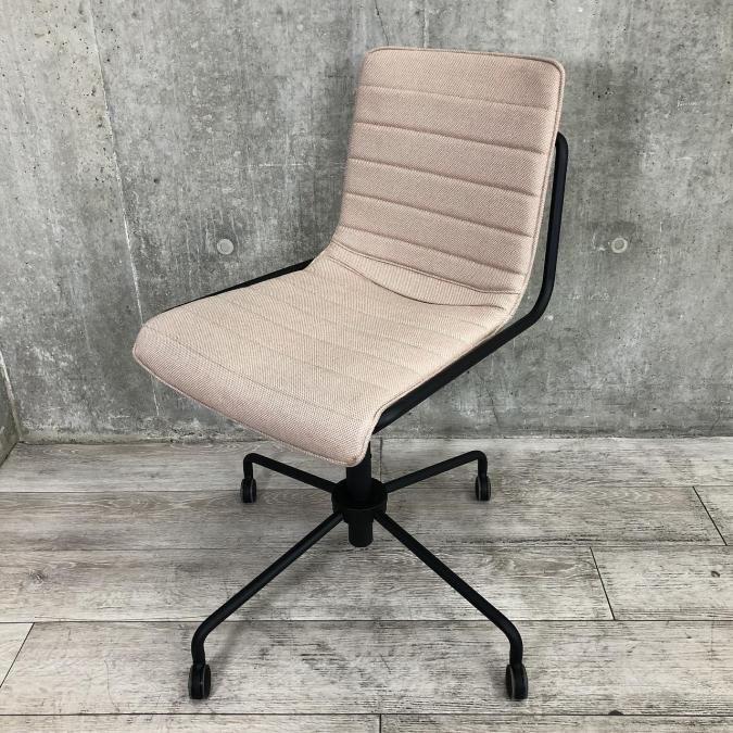 在庫入れ替えセール！【2021年製！】コクヨ製『offset frame　オフセットフレーム』入荷！オシャレで居心地のよいオフィスに！ご自宅用にもオススメです！■KOKUYO　DAYS OFFICE（デイズオフィス）　ミーティングチェア　■offset frame　十字脚タイプ　■ダスティーピンク×ブラックフレーム
                        offset frame
                                    中古
            