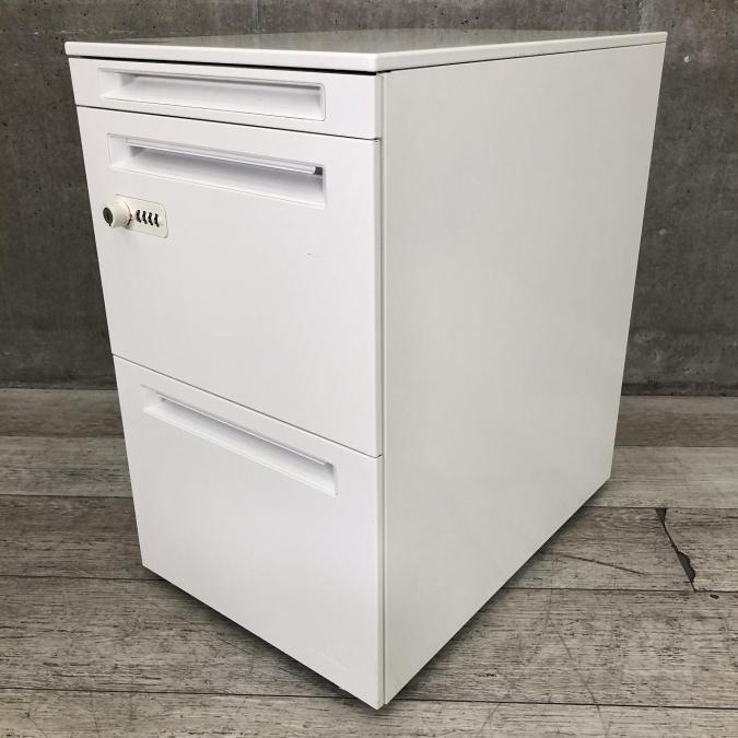 使いやすさ抜群のキャスター付き３段ワゴン！ダイヤル錠タイプのため鍵の保管が不要！
■オカムラ/アドバンス/ホワイト　※マスターキーをご希望の場合はスタッフまで！
                        アドバンス
                                    中古
            